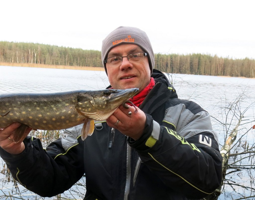 Валерий Сикиржицкий со щукой, пойманной на Lucky John Spark Тail