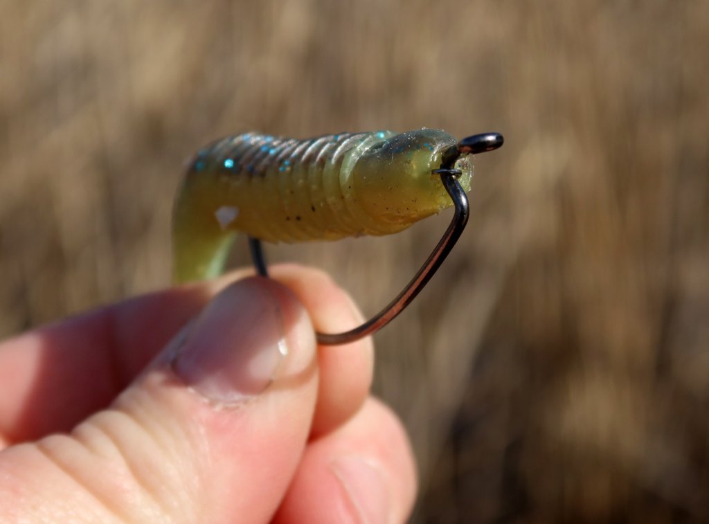 Виброхвост Lucky John Spark Тail на офсетном крючке со спиралькой