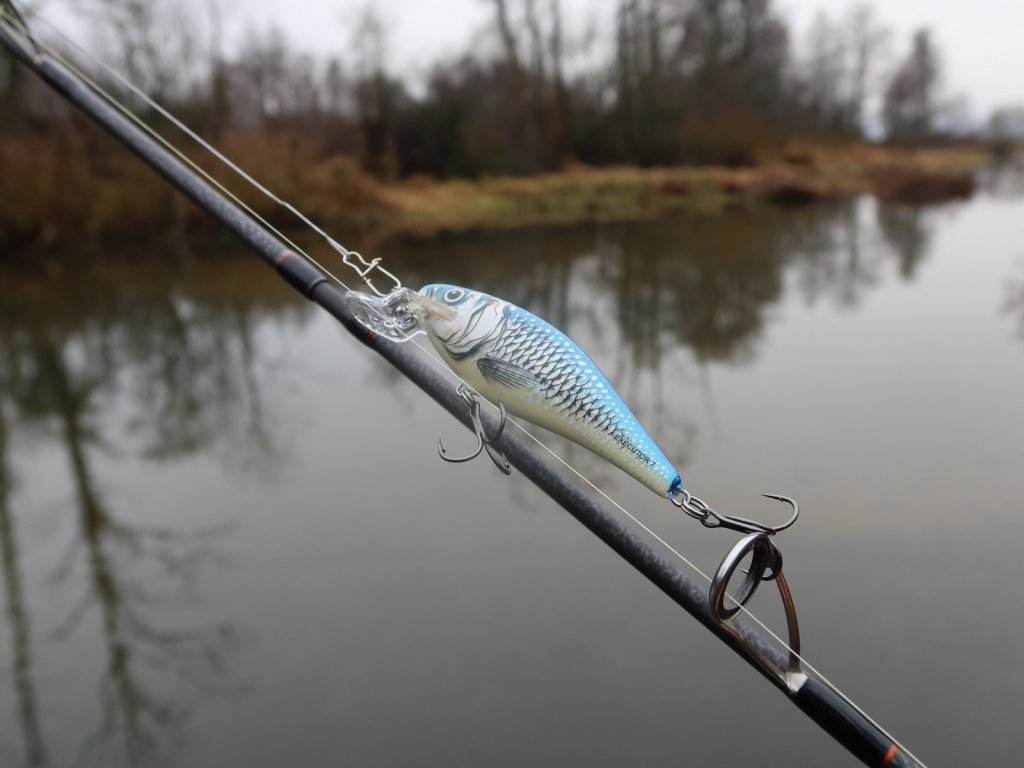 Воблер Salmo Executor 7 на фоне реки