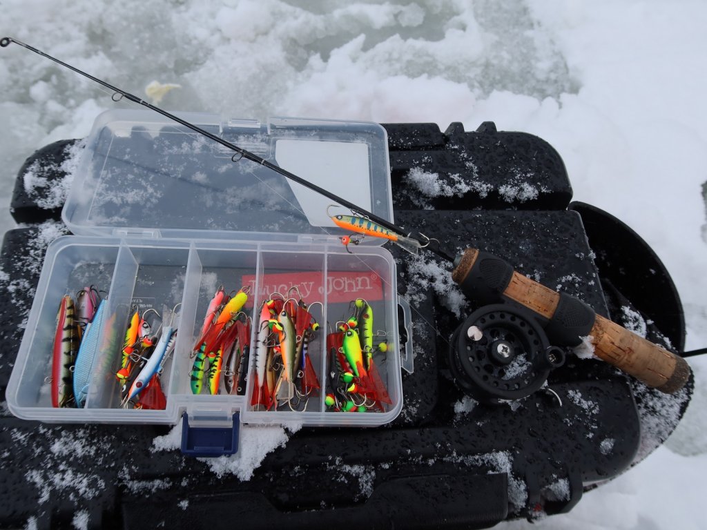 Балансиры и удочка на ящике