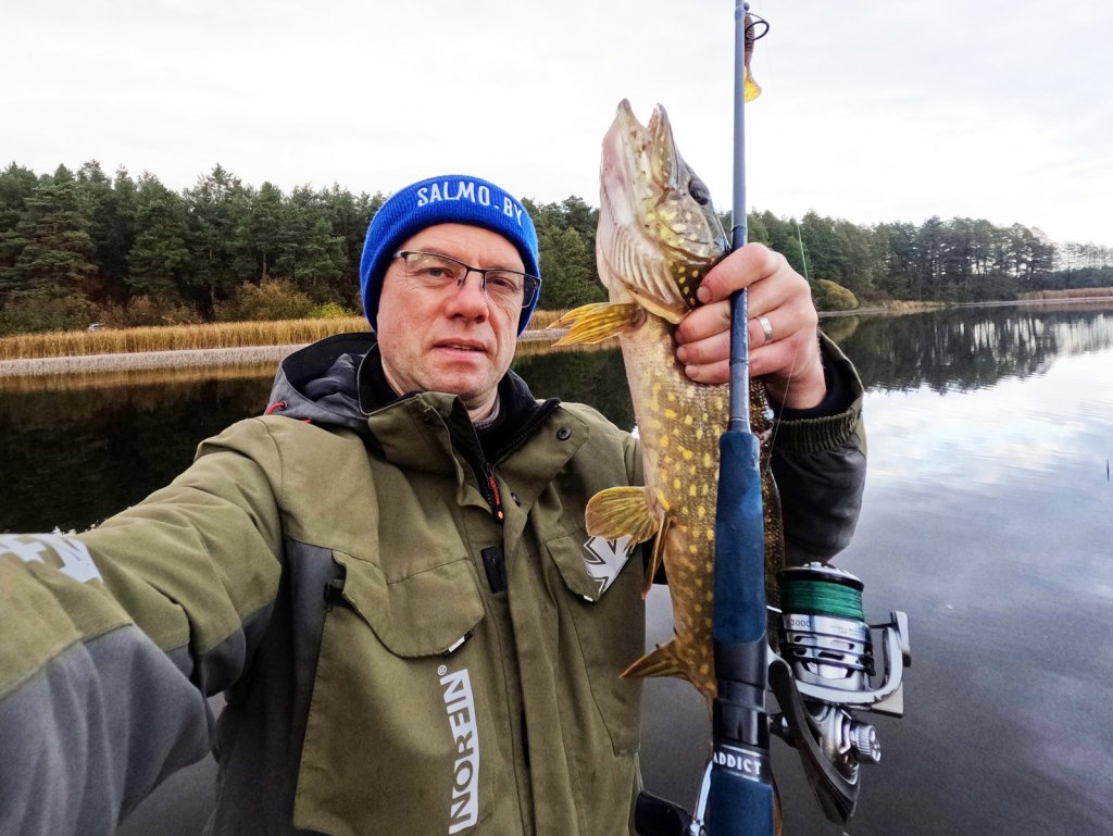 Валерий Сикиржицкий позирует со щукой
