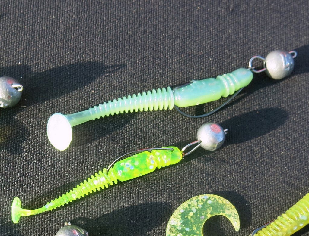 Кислотные силиконки на офсетном крючке