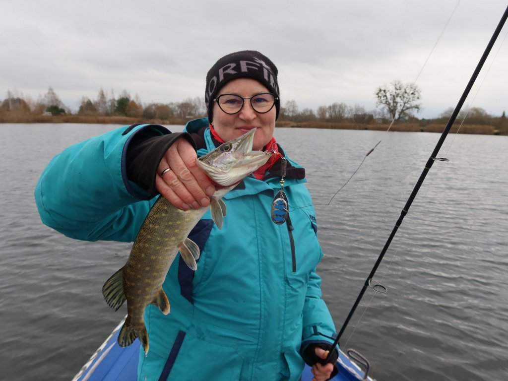 Рыбачка поймала щуку на вращалку