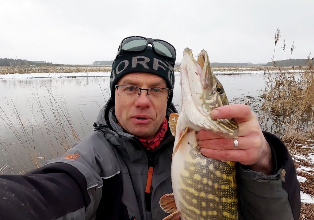 Валерий Сикиржицкий со щукой на реке