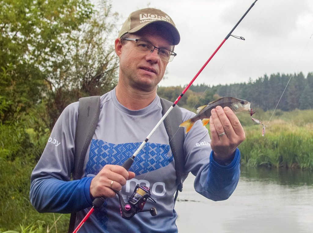 Валерий Сикиржицкий поймал речного окуня осенью