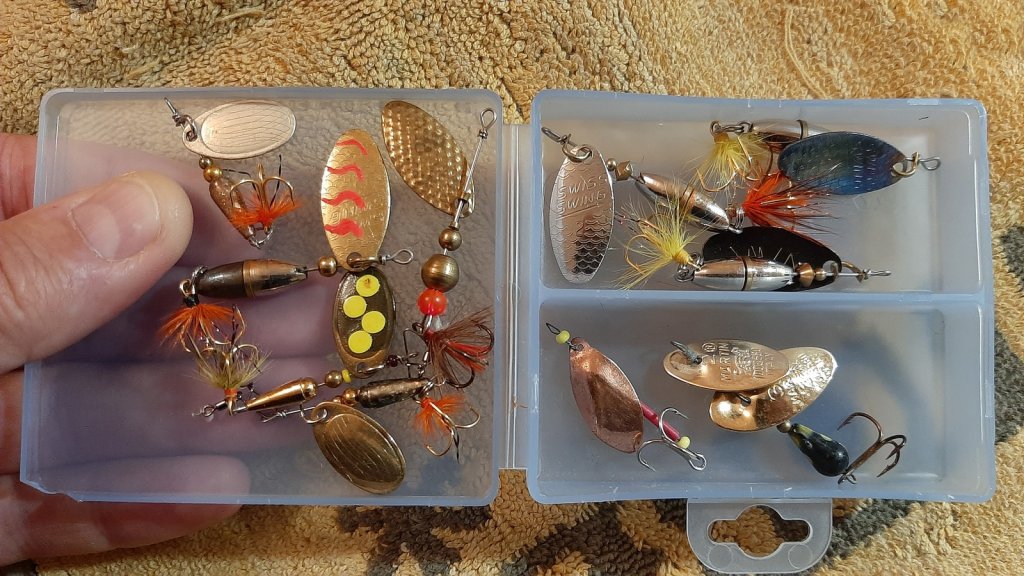 Небольшие блёсны-вертушки в коробке Небольшие блёсны-вертушки в коробке