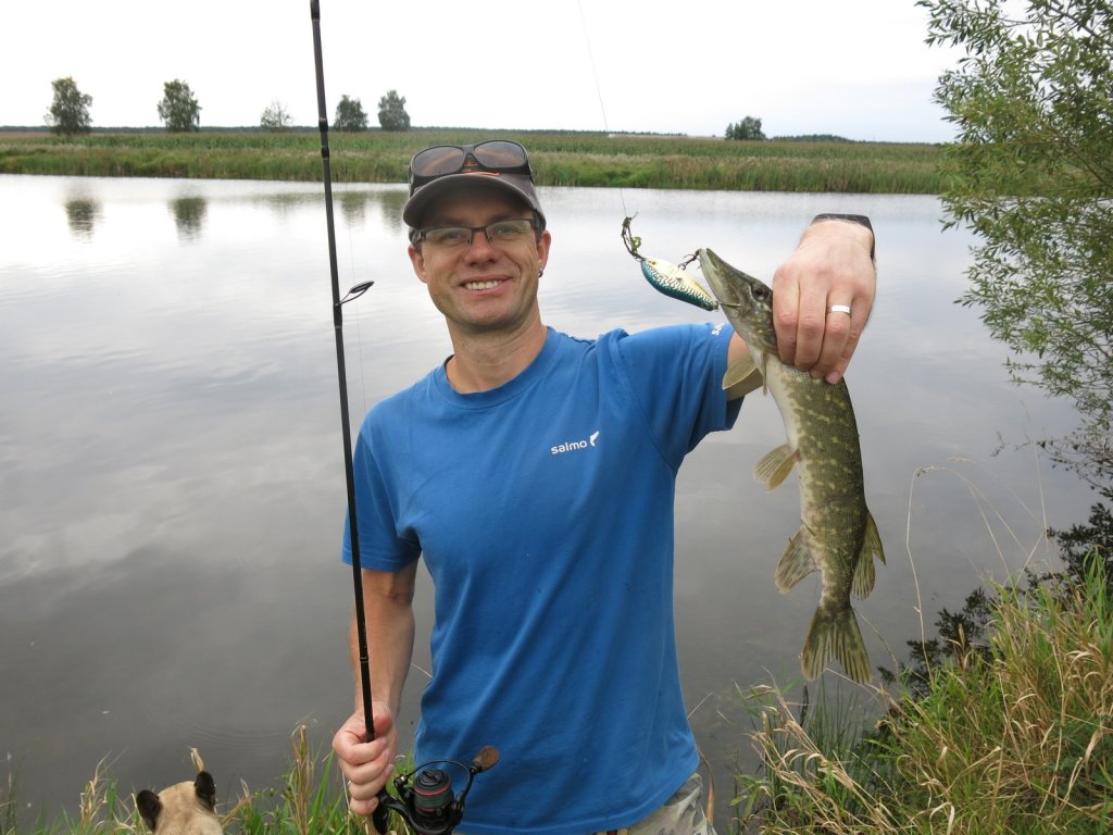 Валерий Сикиржицкий поймал щуку с берега на джерк