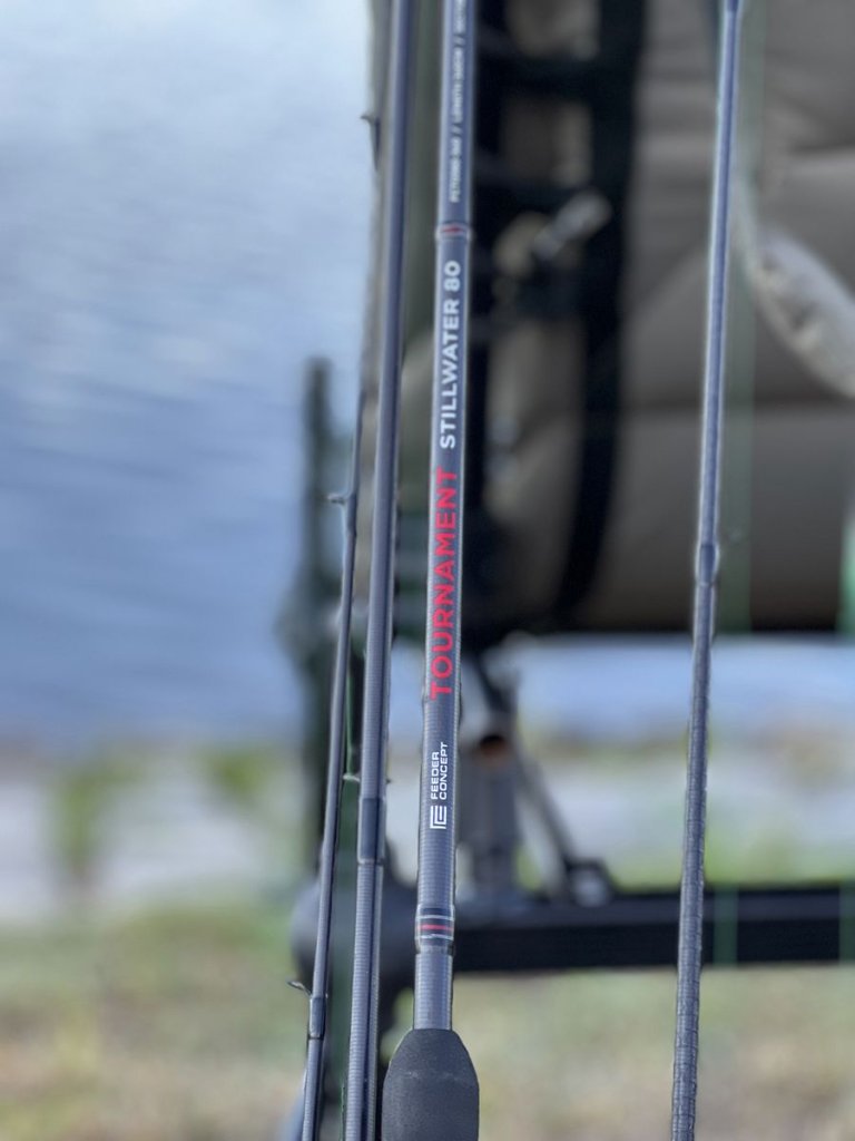 Фотография фидерного удилища Feeder Concept Tournament Stillwater 80 на фоне озера