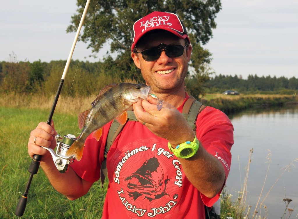 Валерий Сикиржицкий поймал окуня на реке