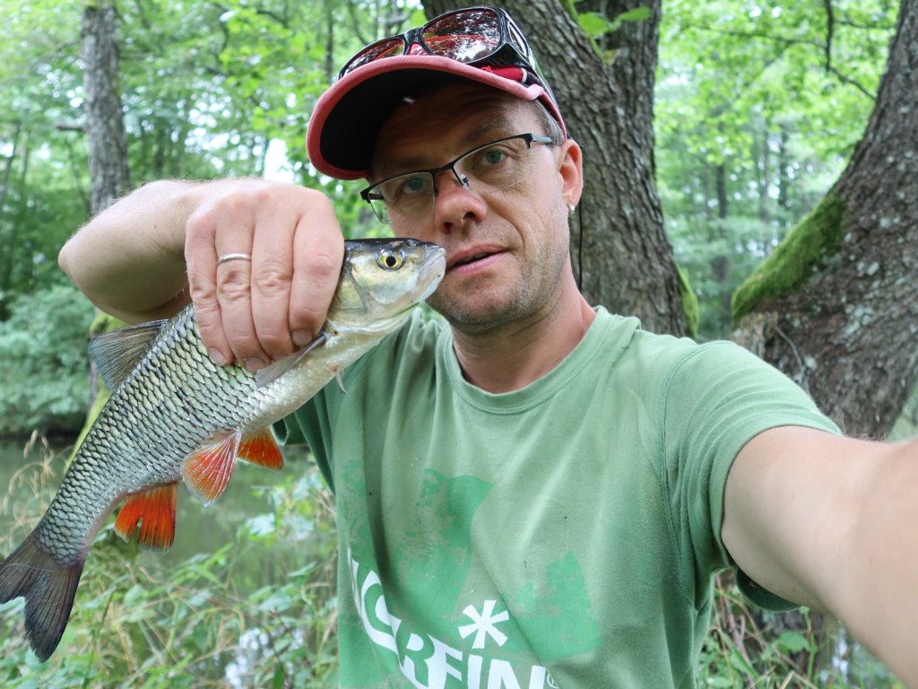 Валерий Сикиржицкий с голавлём в конце лета