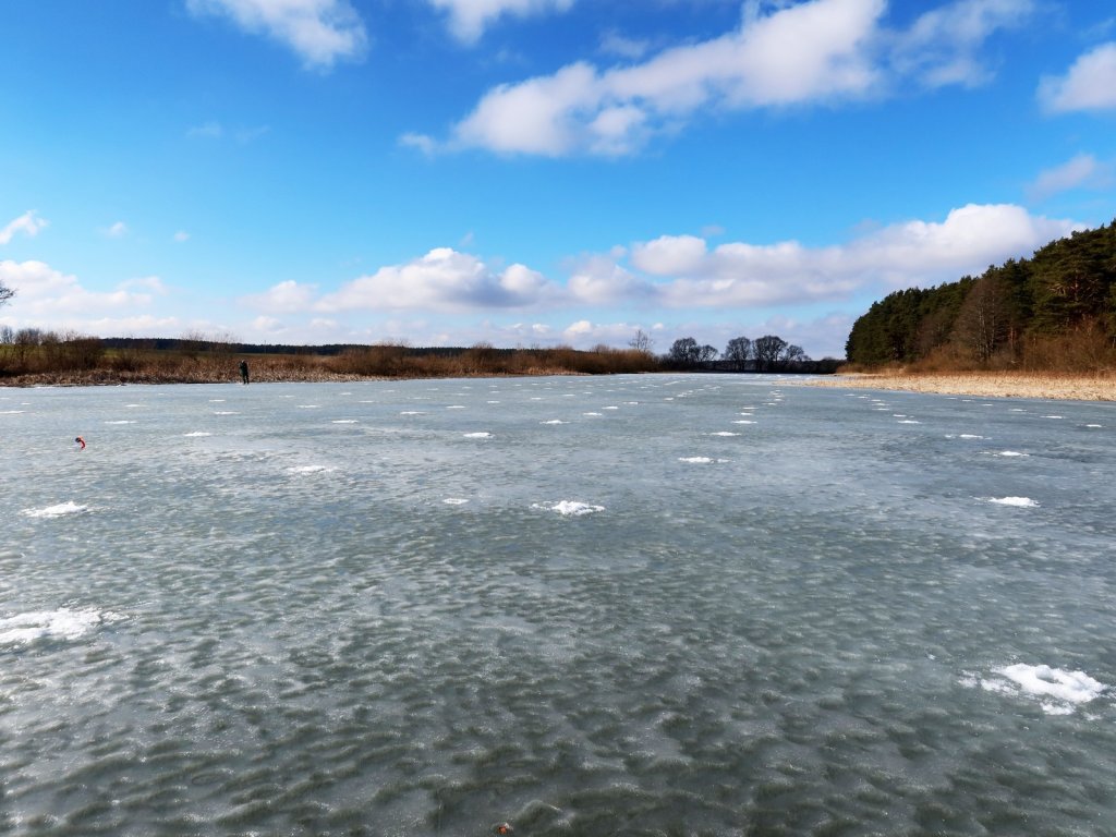 Много лунок на небольшом водоёме