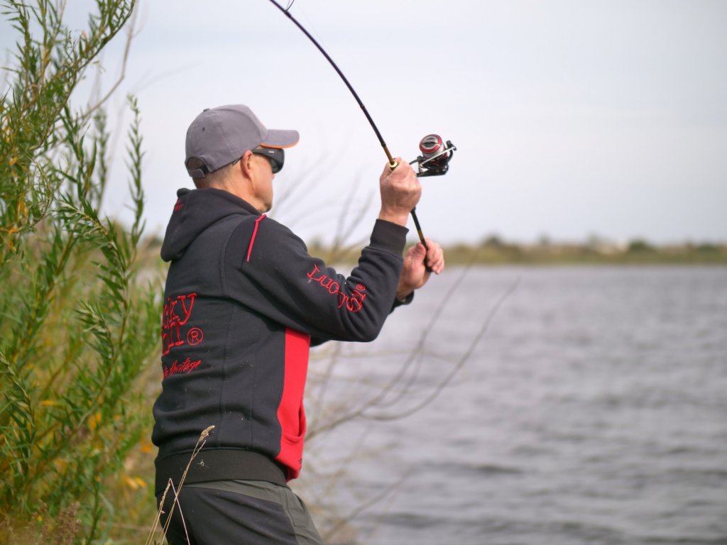 Заброс спиннингом с берега
