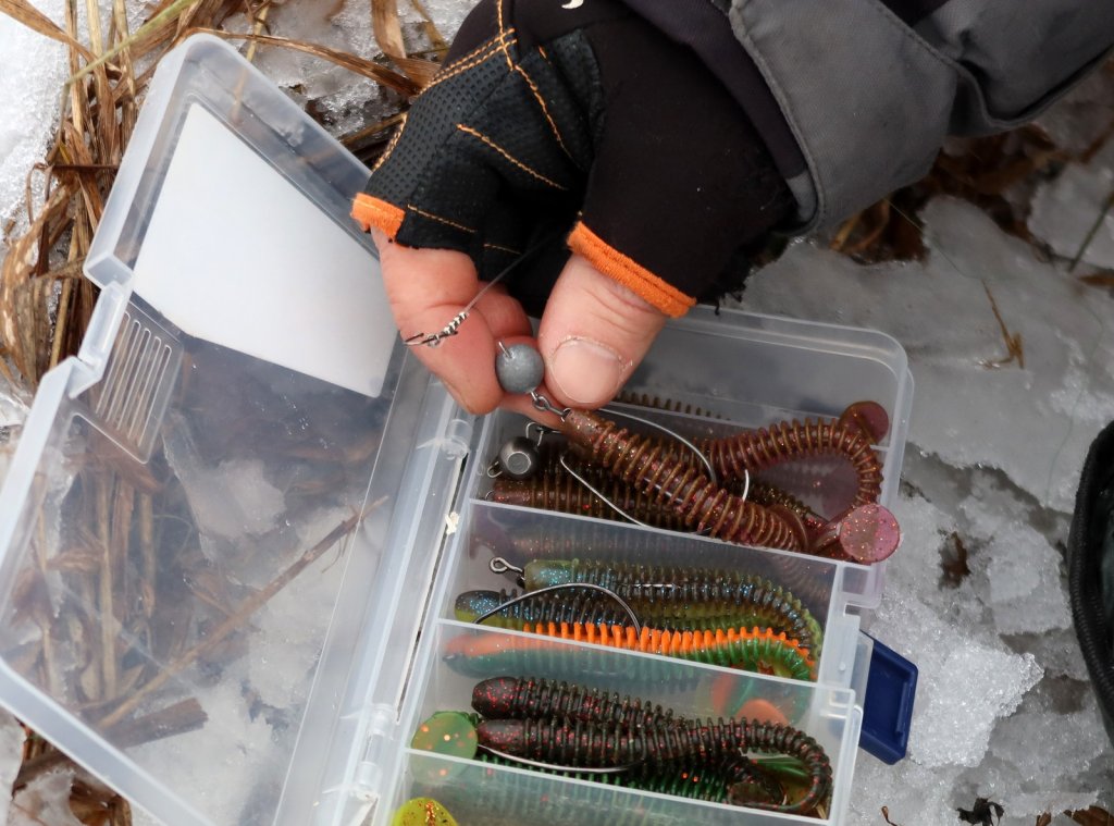 Коробка с мягкими приманками Lucky John Spark Tail