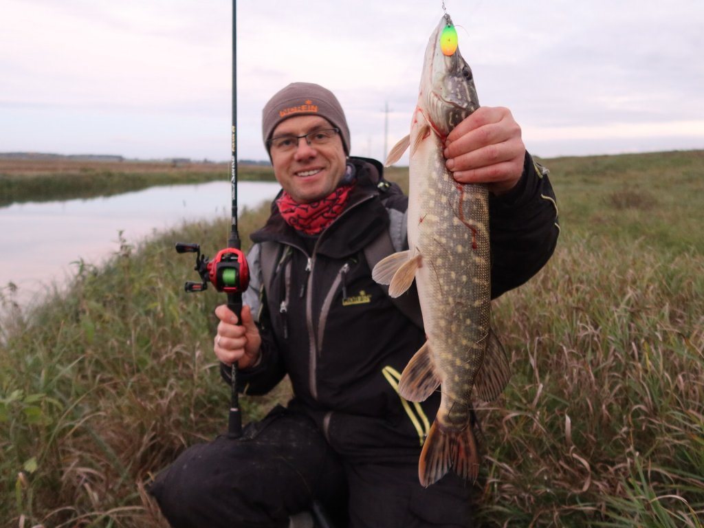 Валерий Сикиржицкий поймал щуку кастинговой снастью на вертушку