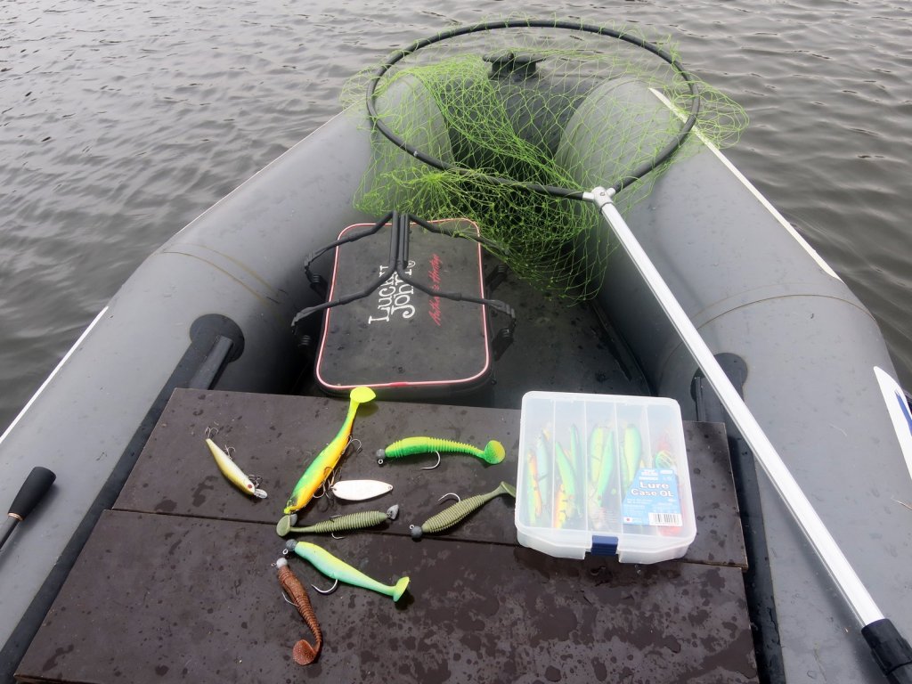 Разные приманки в лодке