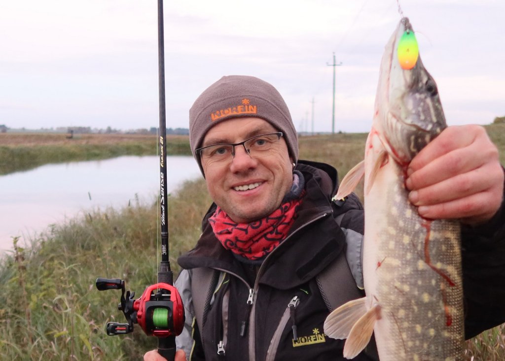 Щука клюнула на вертушку у Валерия Сикиржицкого