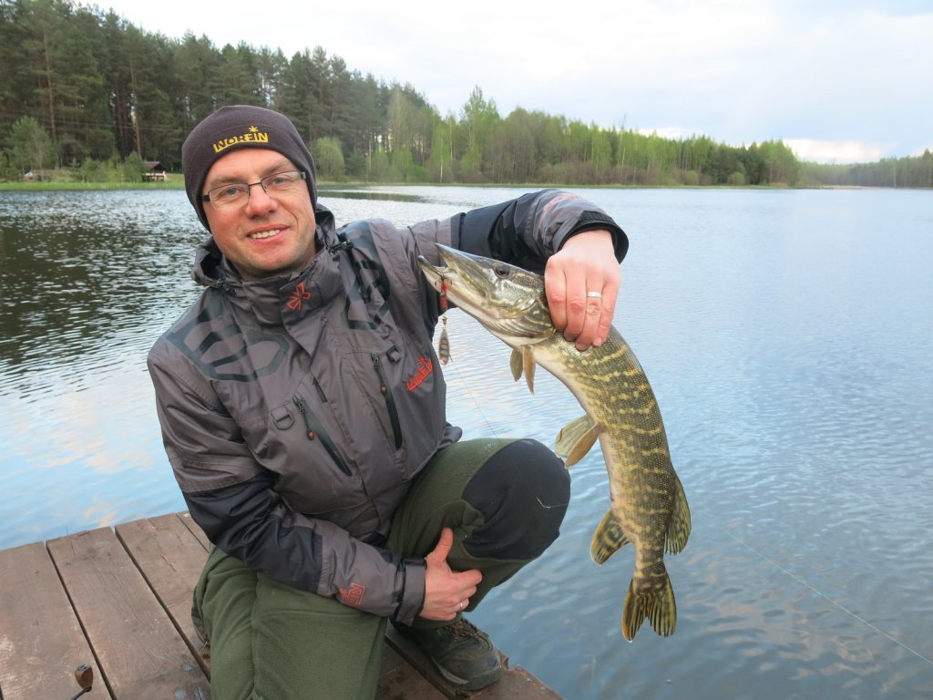 Валерий Сикиржицкий со щукой на платном водоёме