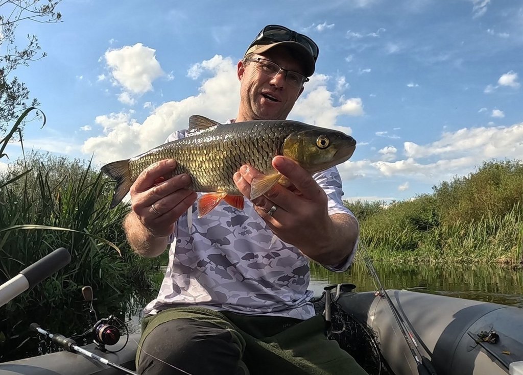 Валерий Сикиржицкий с голавлём в лодке Валерий Сикиржицкий с голавлём в лодке