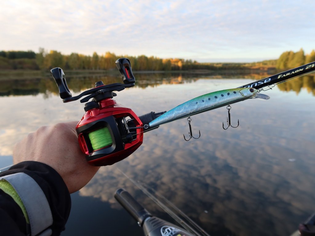 Бэйткастинговая снасть с воблером минноу