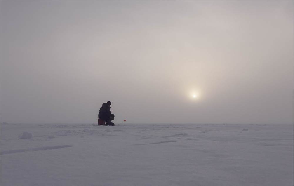 Одинокий рыбалк на зимней рыбалке