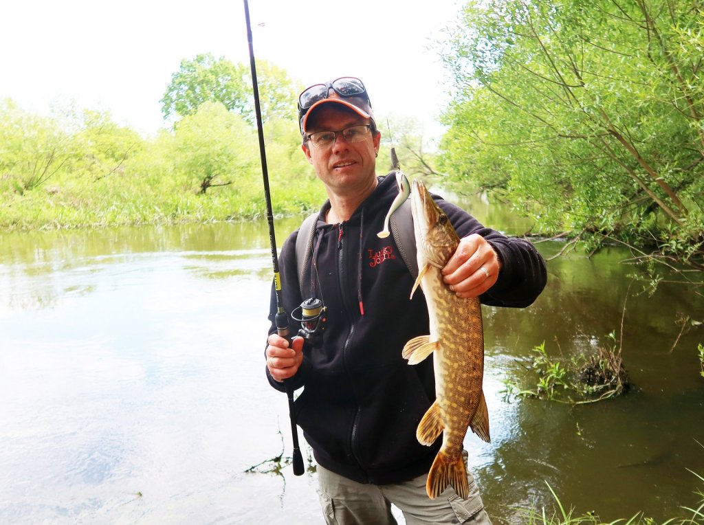 Валерий Сикиржицкий со щукой на малой реке
