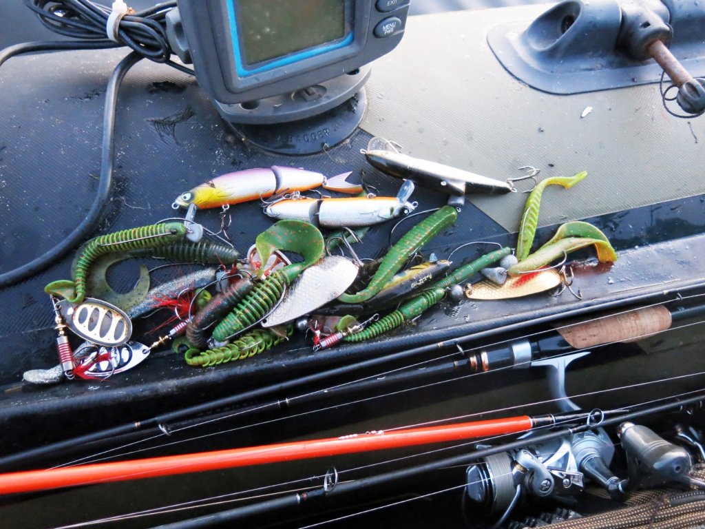 Разные приманки на борту лодки