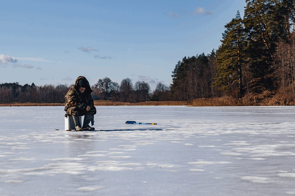 Рыбак на льду весной