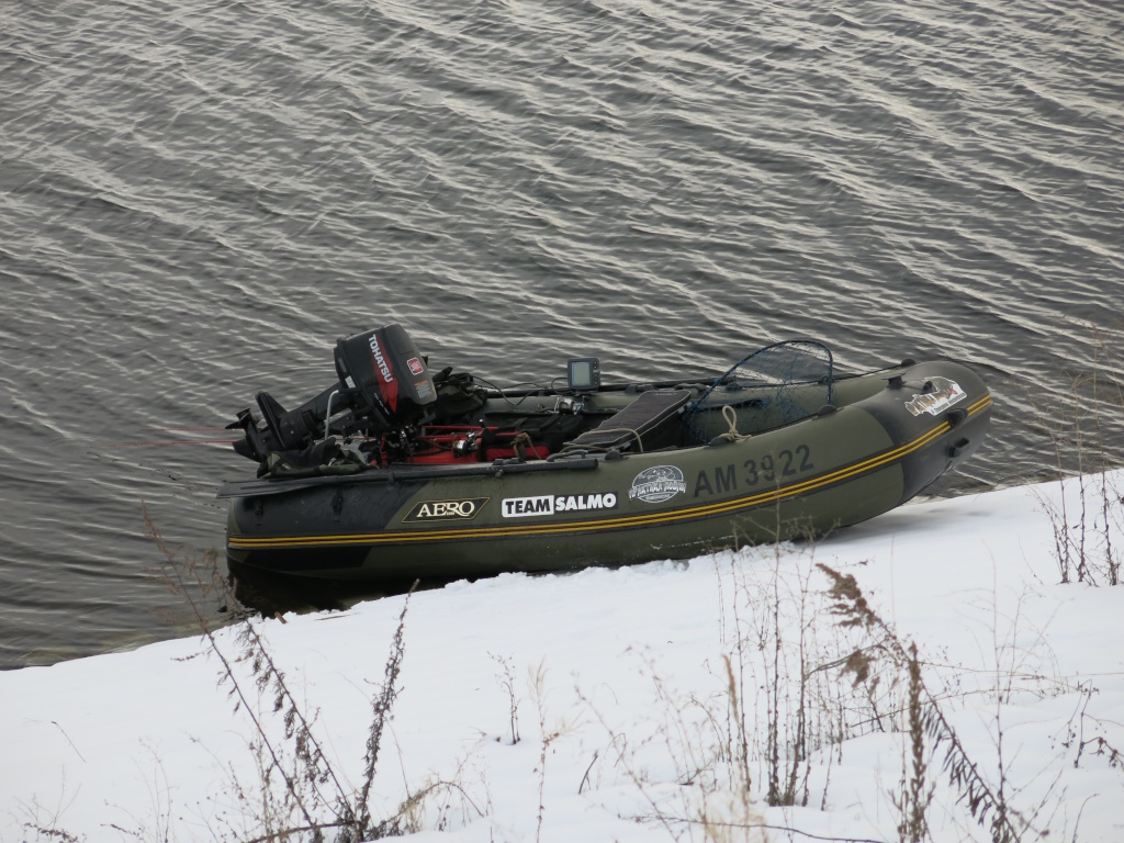 Лодка у заснеженного берега