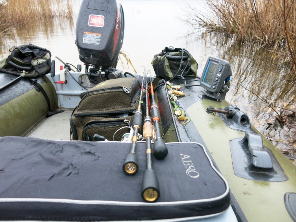 Спиннинги лежат в лодке