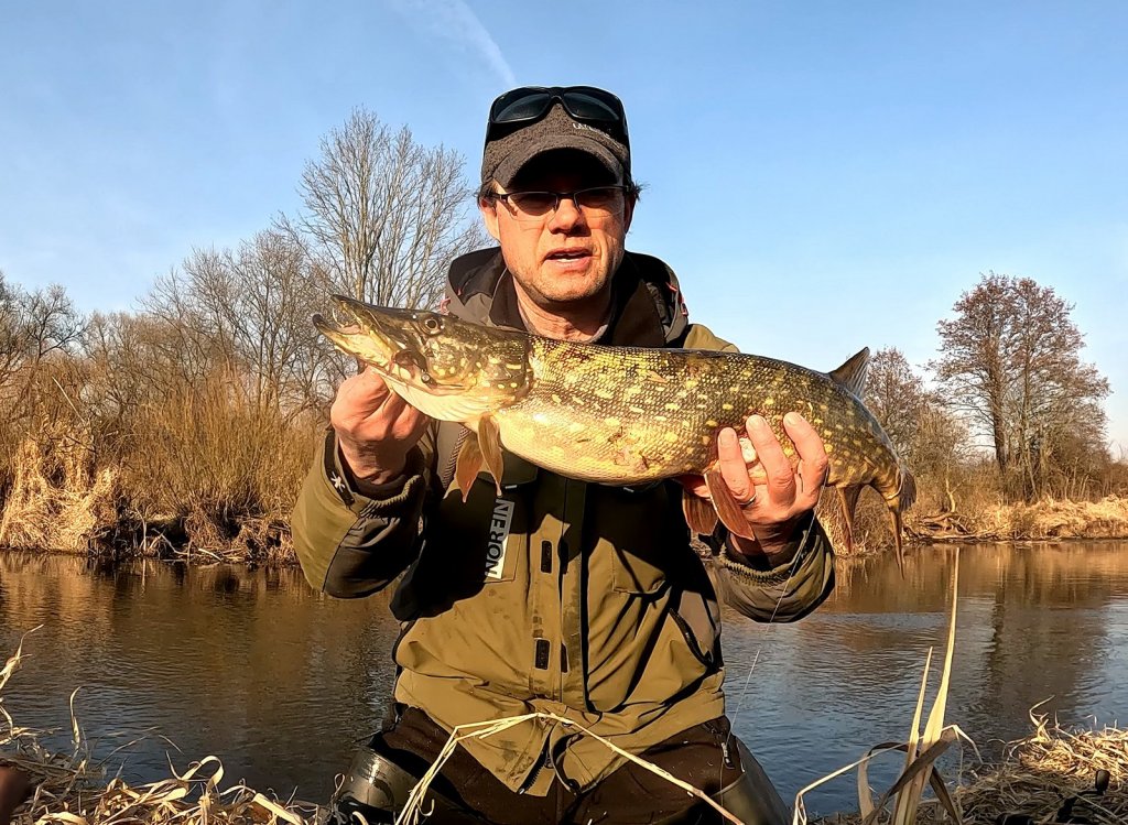 Речная щука клюнула у Валерия Сикиржицкого