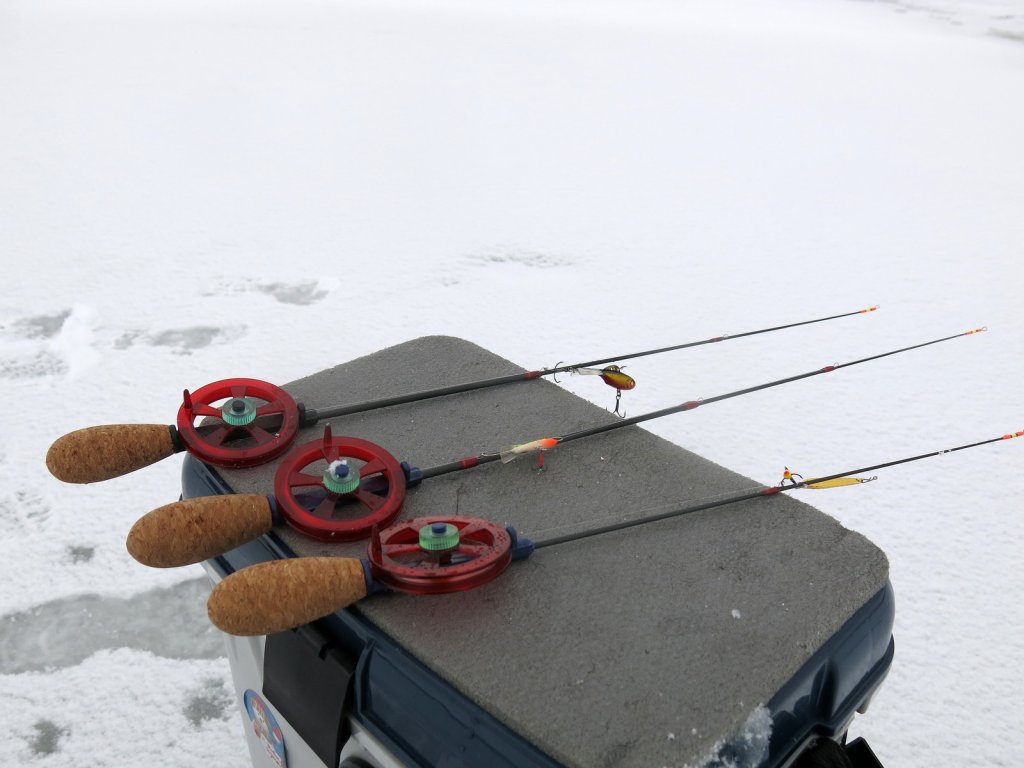 Удочки для блеснения на ящике