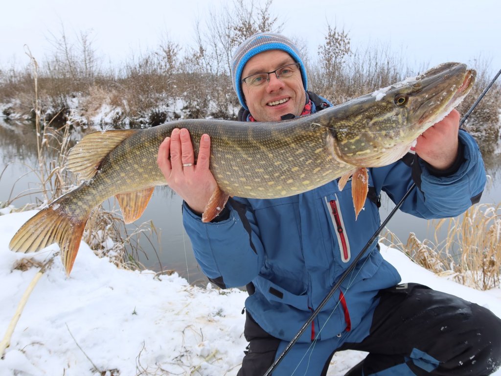 Валерий Сикиржицкий с крупной зимней щукой