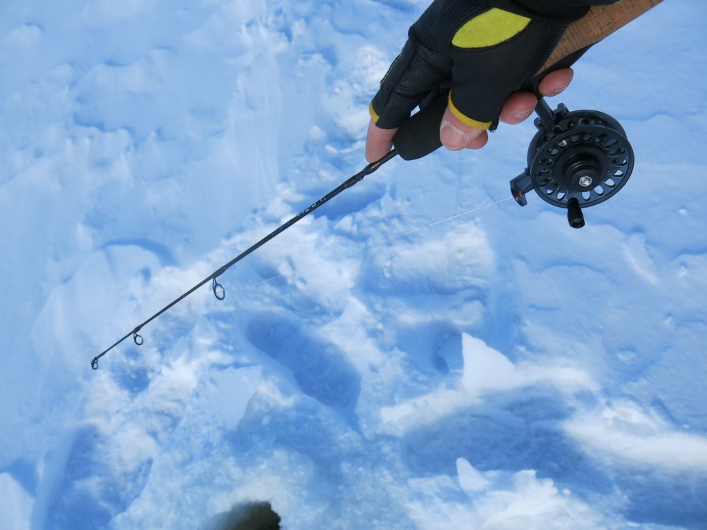 Зимняя удочка в руке