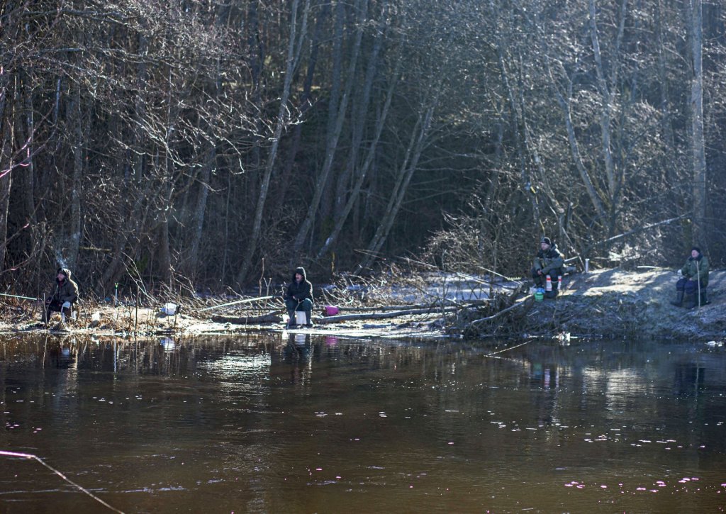 Рыболовы на берегу ранней весной Рыболовы на берегу ранней весной