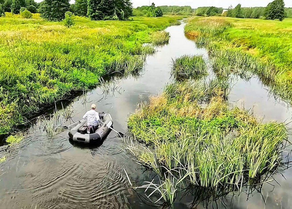 Лодка на небольшой реке Лодка на небольшой реке