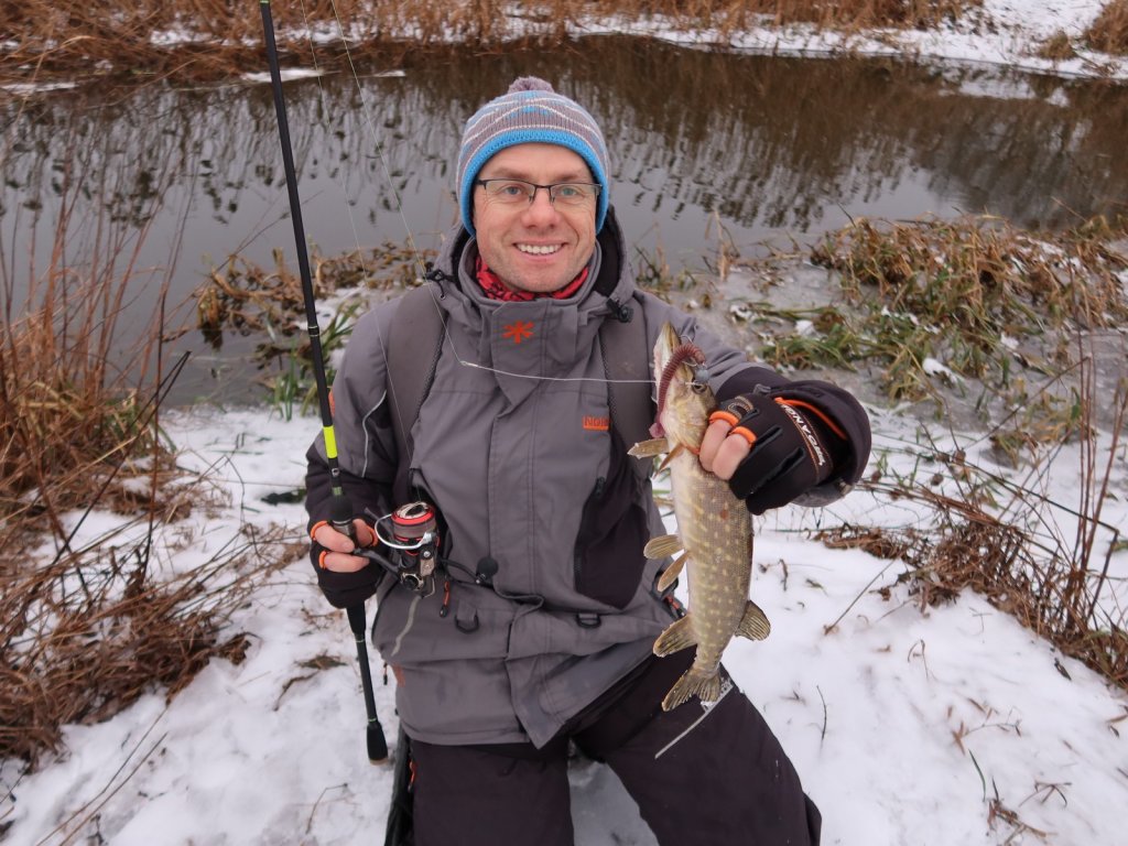 Зимний спиннинг на реке нравится Валерию Сикиржицкому