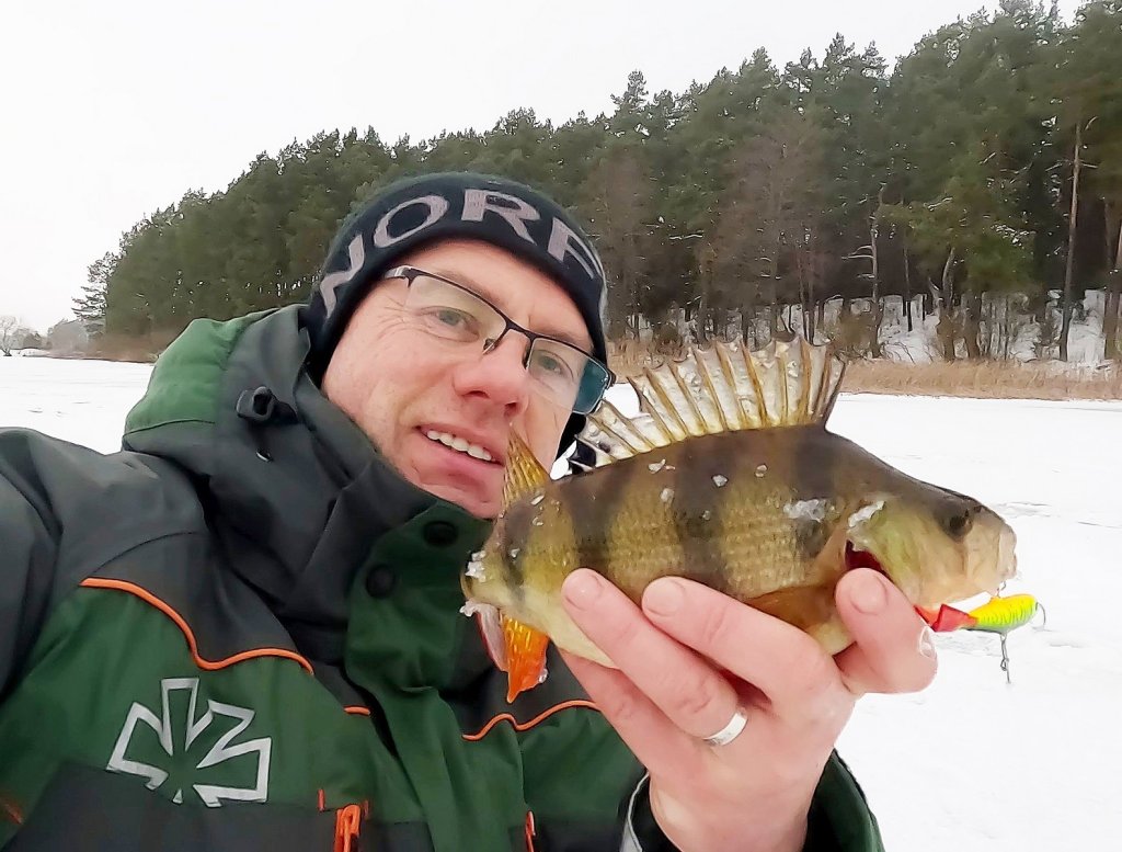 Валерий Сикиржицкий поймал окуня на балансир