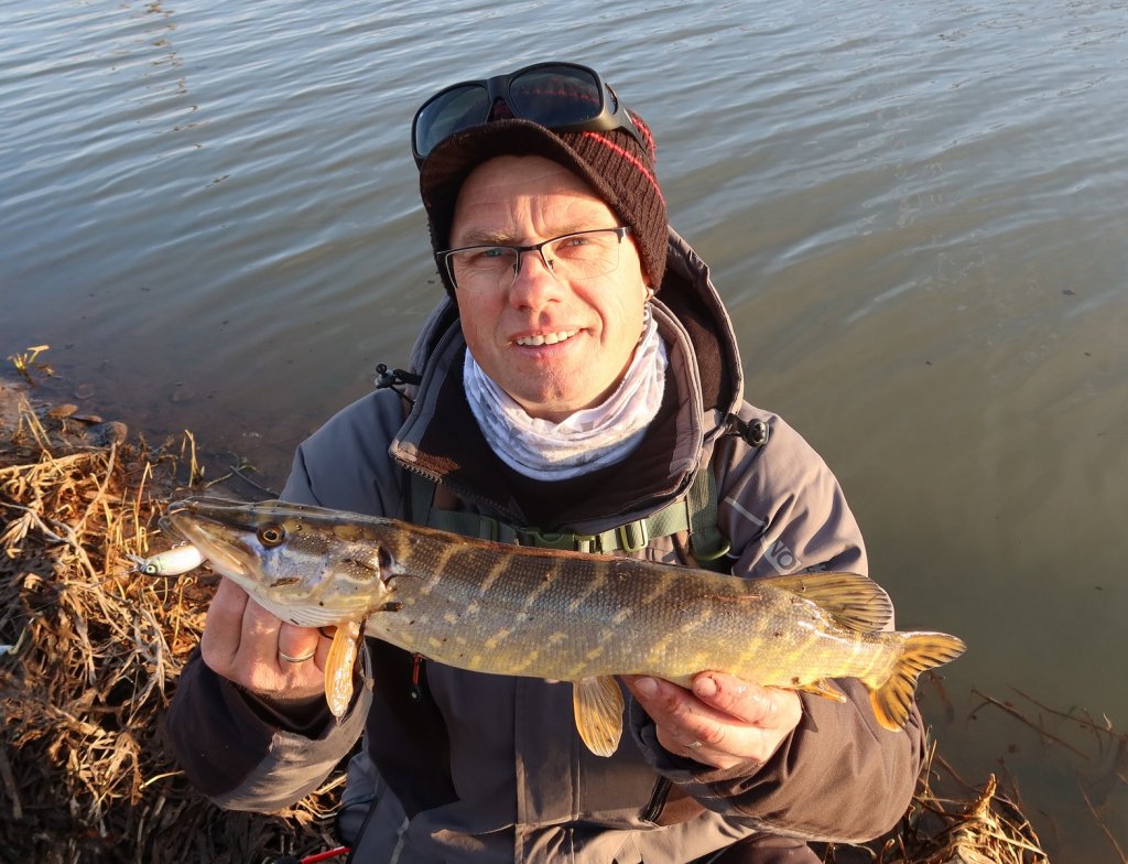 Валерий Сикиржицкий поймал щуку с берега на воблер