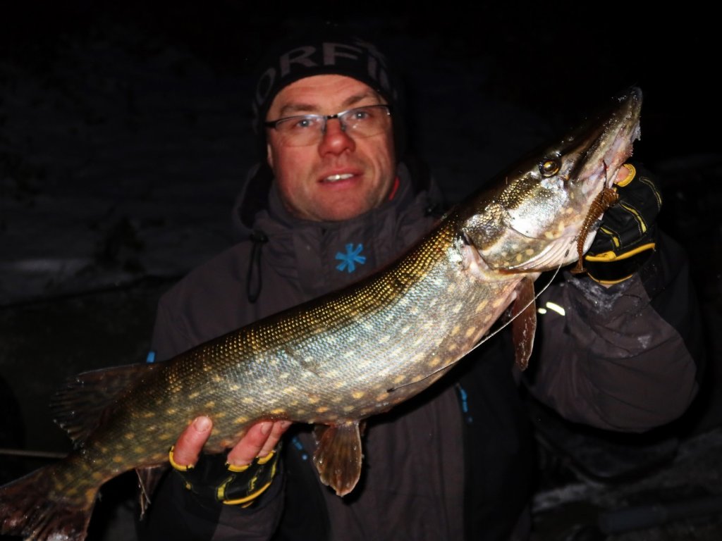 Валерий Сикиржицкий поймал вечернюю щуку на резину