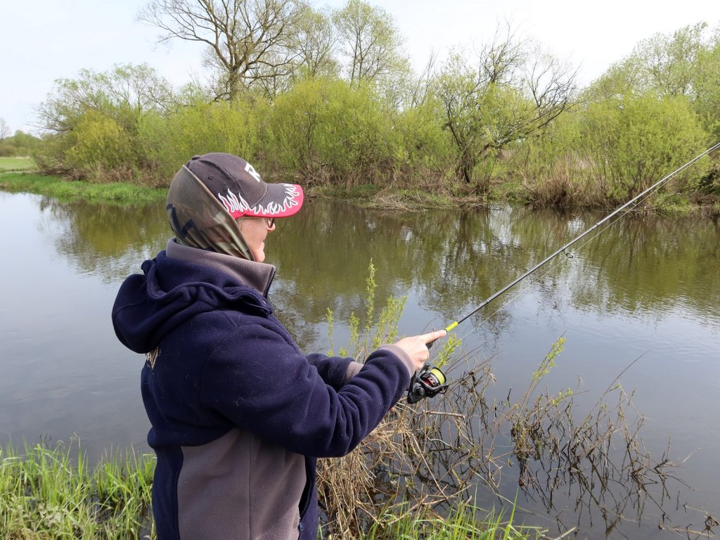 Рыбачка ловит спиннингом