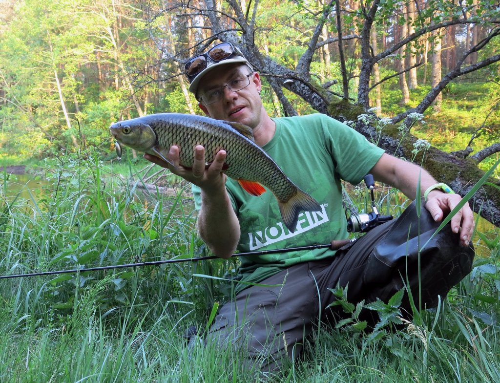 Валерий Сикиржицкий держит крупного голавля