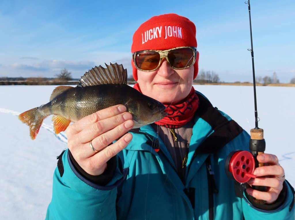 Рыбачка поймала окуня на балду