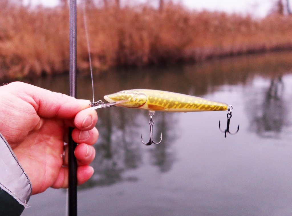 Воблер Salmo Pike на фоне реки