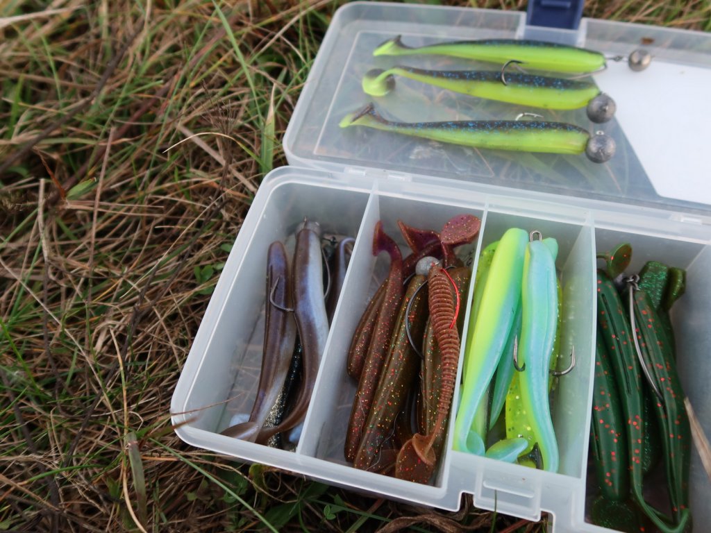 Коробка с оснащёнными виброхвостами