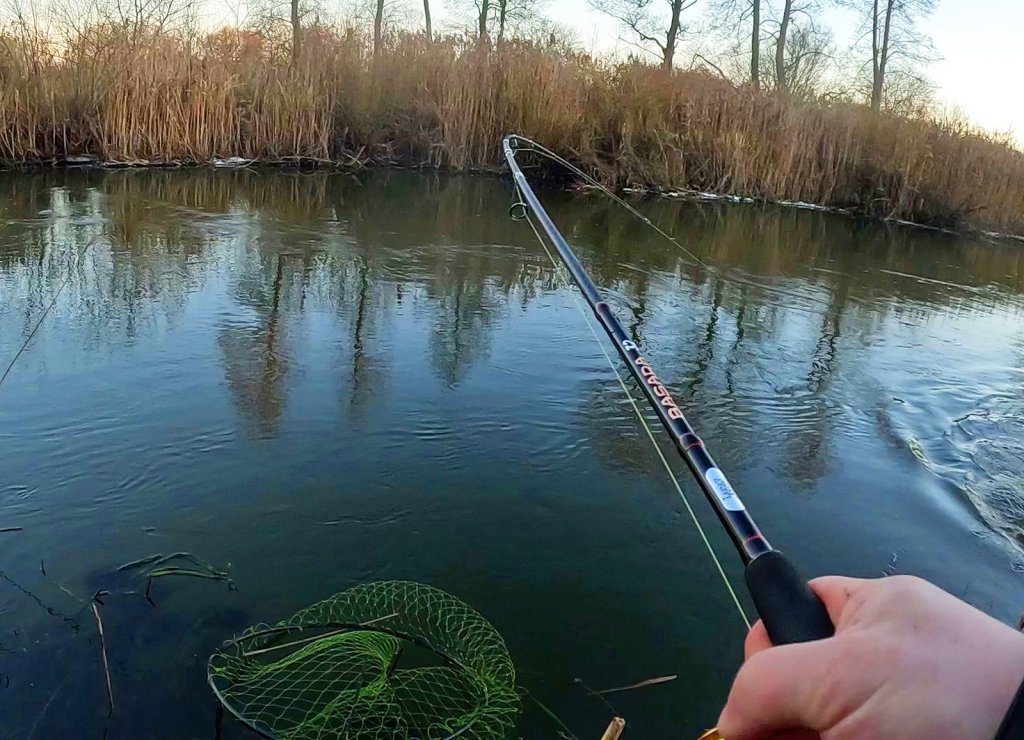 Вываживание спиннингом на реке