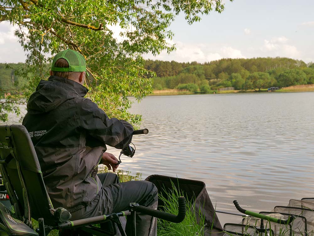 Ловля на фидер Рыбак ловит фидером