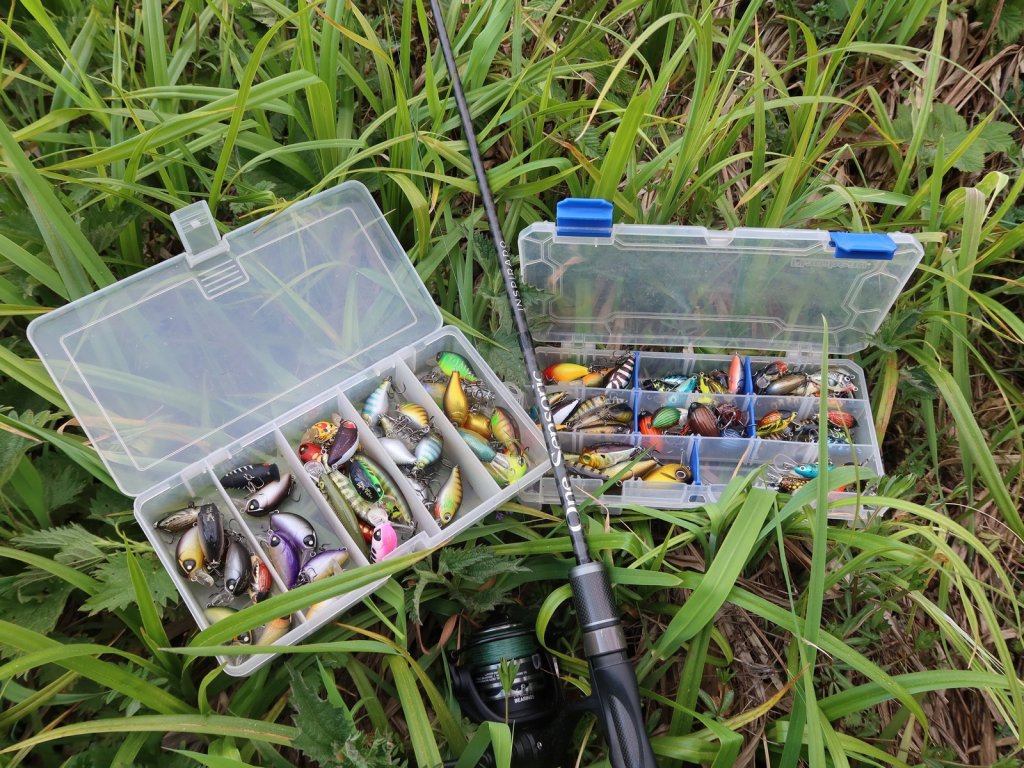 Спиннинг Lucky John One Sensoric Inspirado 9 и коробки с голавлёвыми воблерами