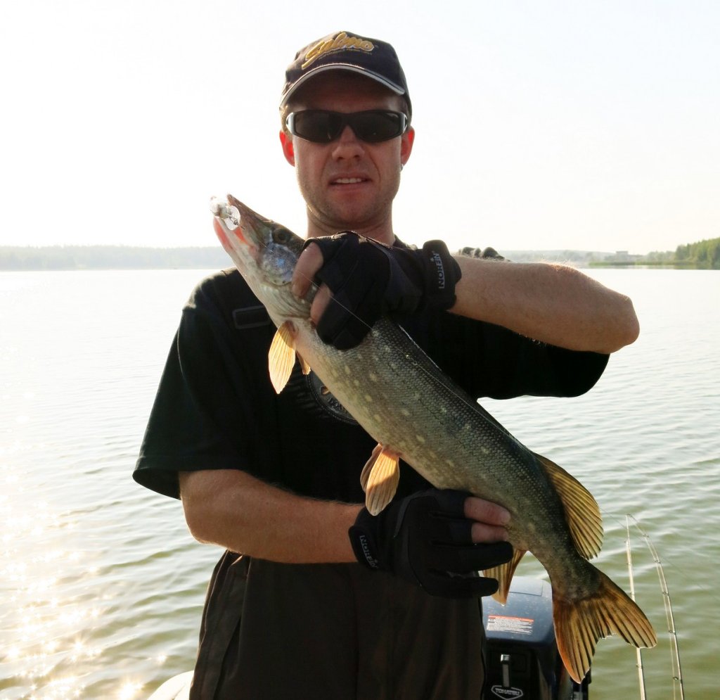 Рыболов со щукой в руках