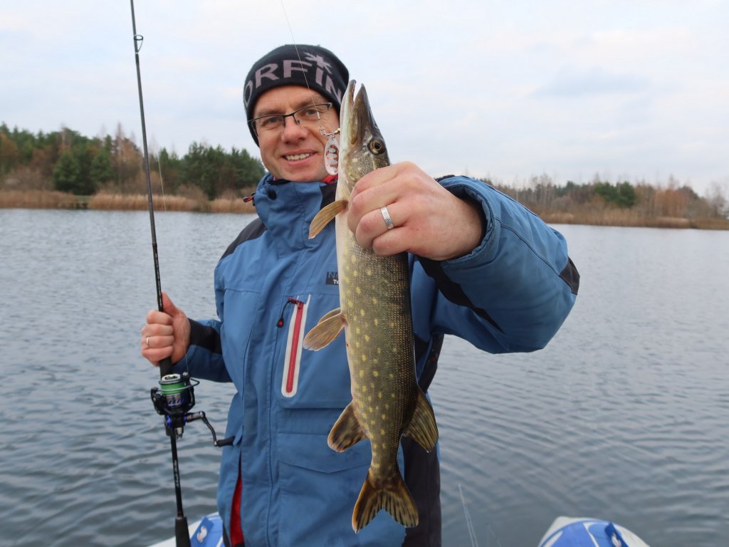 Валерий Сикиржицкий показывает пойманную на вертушку щуку