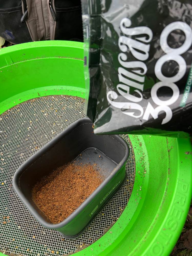 Замешивание прикормки Sensas Gros Gardons